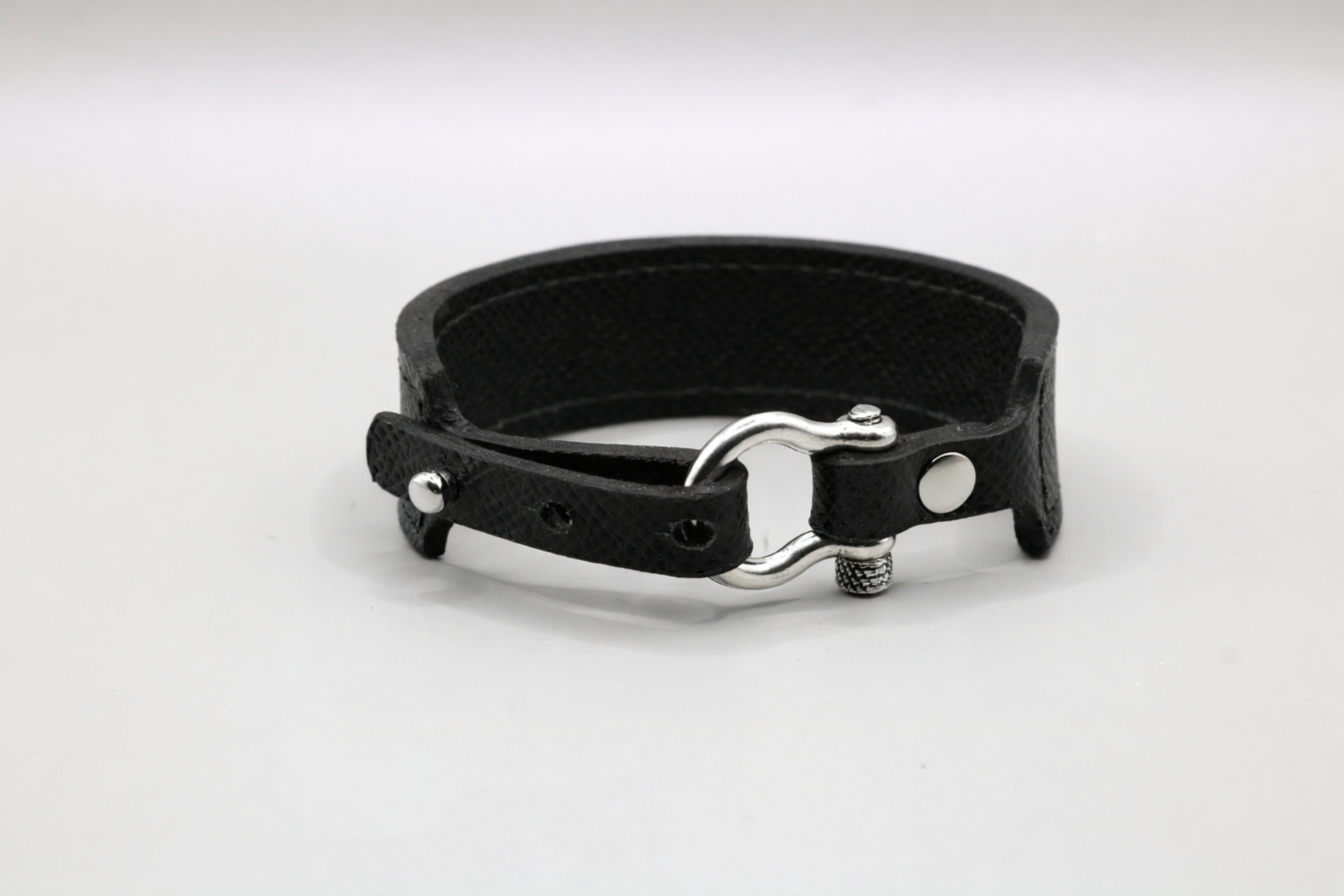 Women's Anti-Radiation Black Leather Shackle Bracelet