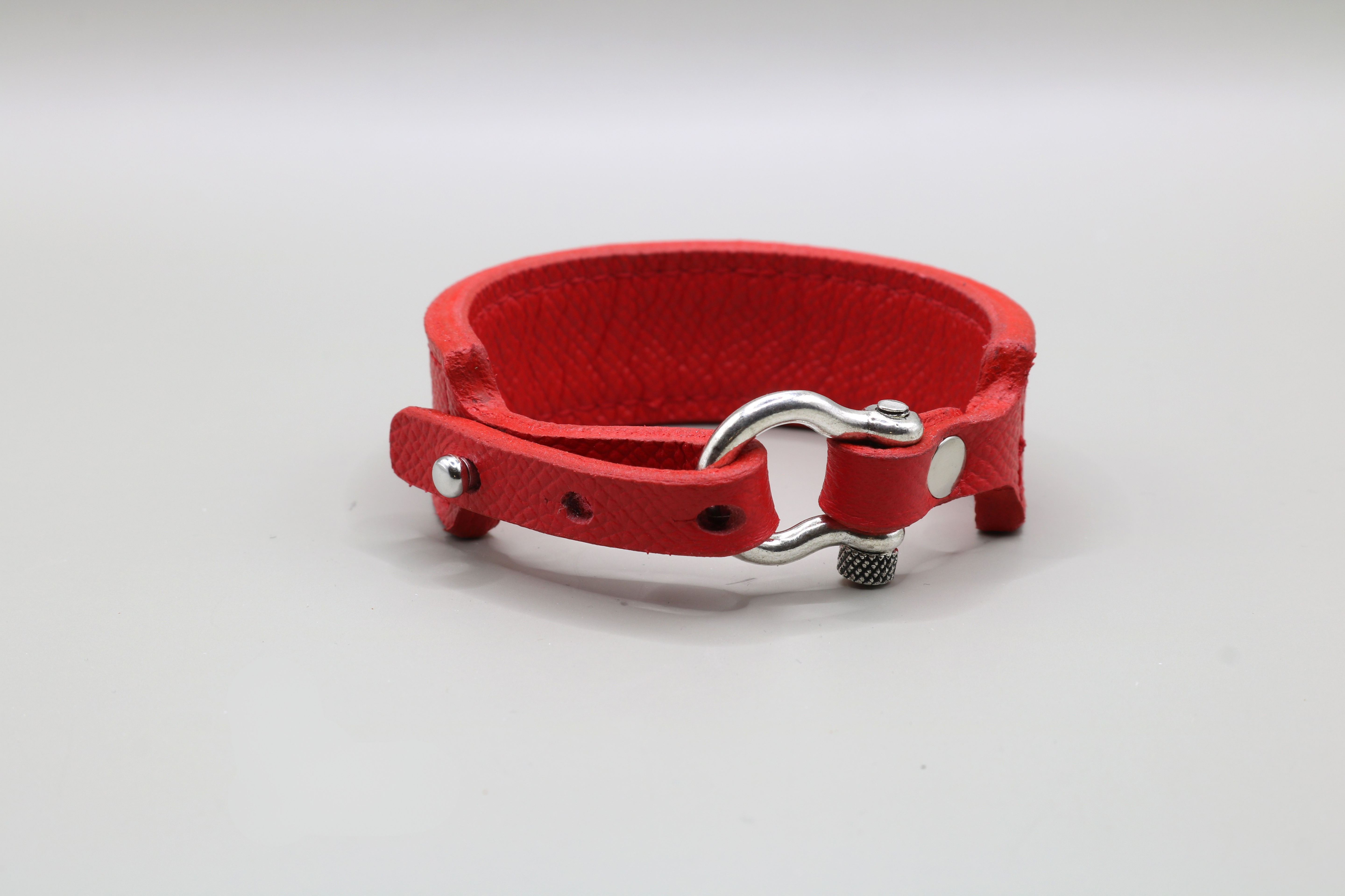 Red leather anti-wave shackle bracelet for women